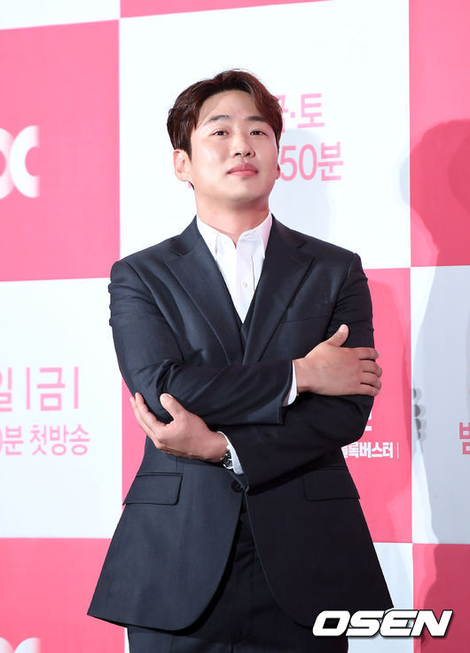 8일 오후 서울 여의도 콘래드호텔에서 JTBC 새 금토드라마 '멜로가 체질' 제작발표회가 열렸다.배우 안재홍과 천우희가 포토타임을 갖고 있다. /sunday@osen.co.kr