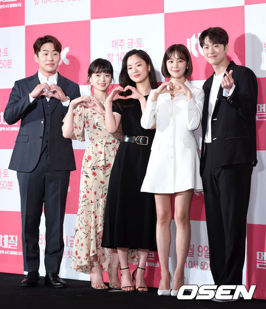 8일 오후 서울 여의도 콘래드호텔에서 JTBC 새 금토드라마 '멜로가 체질' 제작발표회가 열렸다.배우 안재홍, 천우희, 이병헌 감독, 전여빈, 한지은, 공명이 포토타임을 갖고 있다. /sunday@osen.co.kr