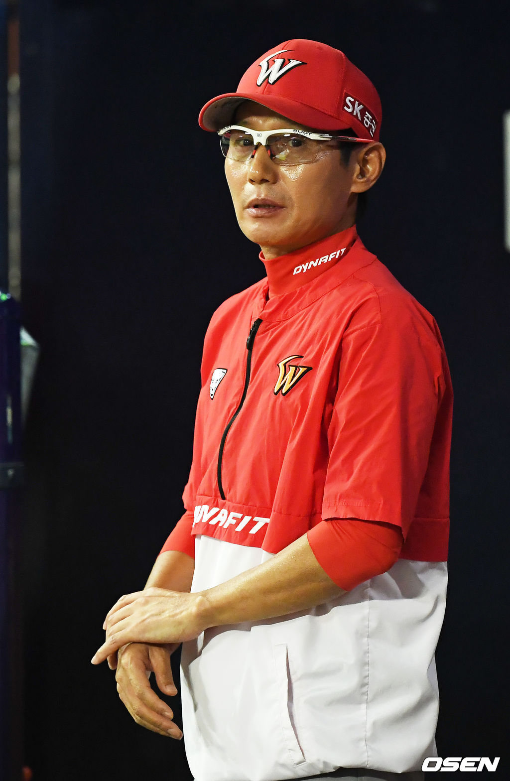 8회초 SK 덕아웃에서 염경엽 감독이 경기를 주시하고 있다./rumi@osen.co.kr