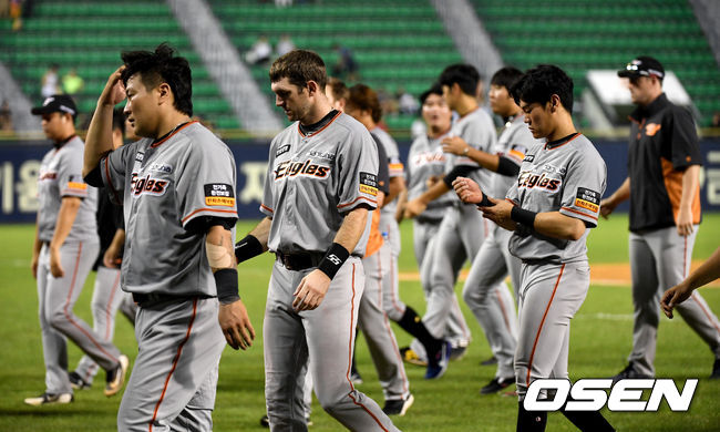 한화 선수들이 팬들에게 인사한 뒤 그라운드를 나서고 있다. /dreamer@osen.co.kr