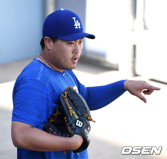 7일(이하 한국시간) 미국 캘리포니아주 로스앤젤레스 다저스타디움에서 2019 메이저리그 LA 다저스와 세인트루이스 카디널스의 경기가 열린다. 경기에 앞서 가벼운 목 부상으로 부상자 명단에 올라 있는 류현진이 불펜 피칭을 하고 있다. 류현진은 부상자 명단에 10일간 등재됐다가 12일부터 경기에 출장이 가능하다. 로버츠 감독은 지난 5일 다저스의 부상 선수들에 대한 정보를 브리핑하며 “12일 애리조나 마지막 경기, 아니면 14일 마이애미 3연전의 첫 경기에 등판하게 될 것”이라고 설명했다. /jpnews@osen.co.kr