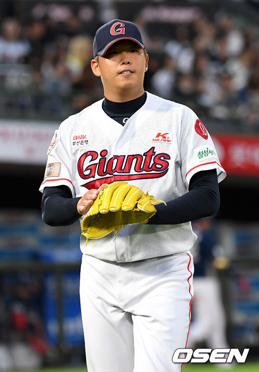 9일 오후 부산 사직야구장에서 ‘2019 신한은행 MY CAR KBO리그’ 롯데 자이언츠와 NC 다이노스의 경기가 열렸다. 4회초 NC 공격을 무실점으로 막아낸 롯데 선발 서준원이 더그아웃으로 향하며 기뻐하고 있다. /dreamer@osen.co.kr