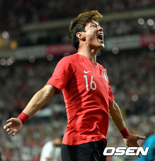 후반 한국 황의조가 선제골을 작렬시킨 뒤 기뻐하고 있다. /dreamer@osen.co.kr