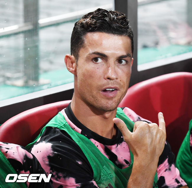 경기 시작할때 유벤투수의 크리스티아누 호날두가 벤치에 앉아서 포즈를 취하고 있다./rumi@osen.co.kr
