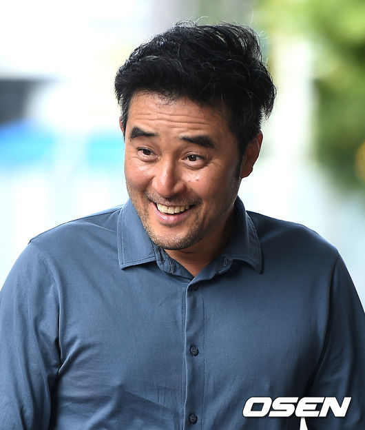 최민수가 밝은 표정으로 법정에 출석하고 있다. /ksl0919@osen.co.kr