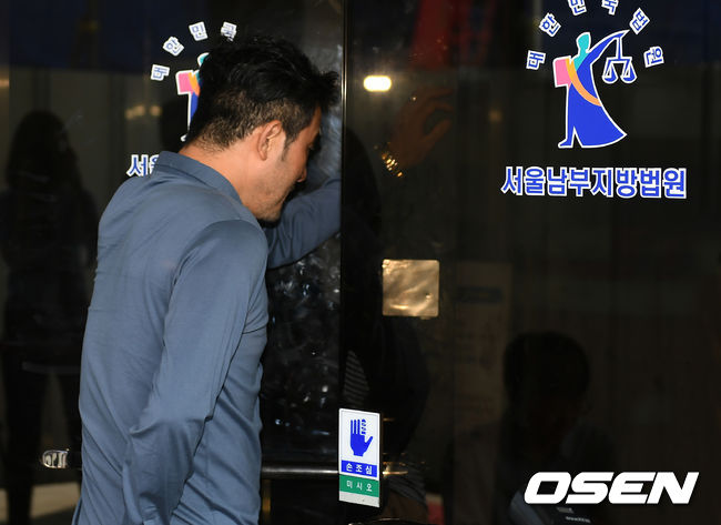 9일 오전 보복운전으로 인한 특수협박 혐의로 불구속 기소된 최민수의 재판이 서울 양천구 신정동 서울남부지방법원에서 열렸다.최민수가 법정 건물로 들어서고 있다. /ksl0919@osen.co.kr