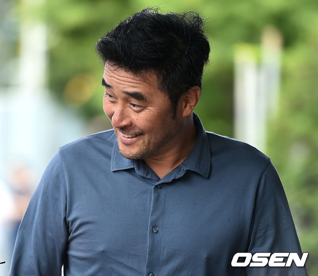 최민수가 취재진을 반갑게 맞이하고 있다. /ksl0919@osen.co.kr