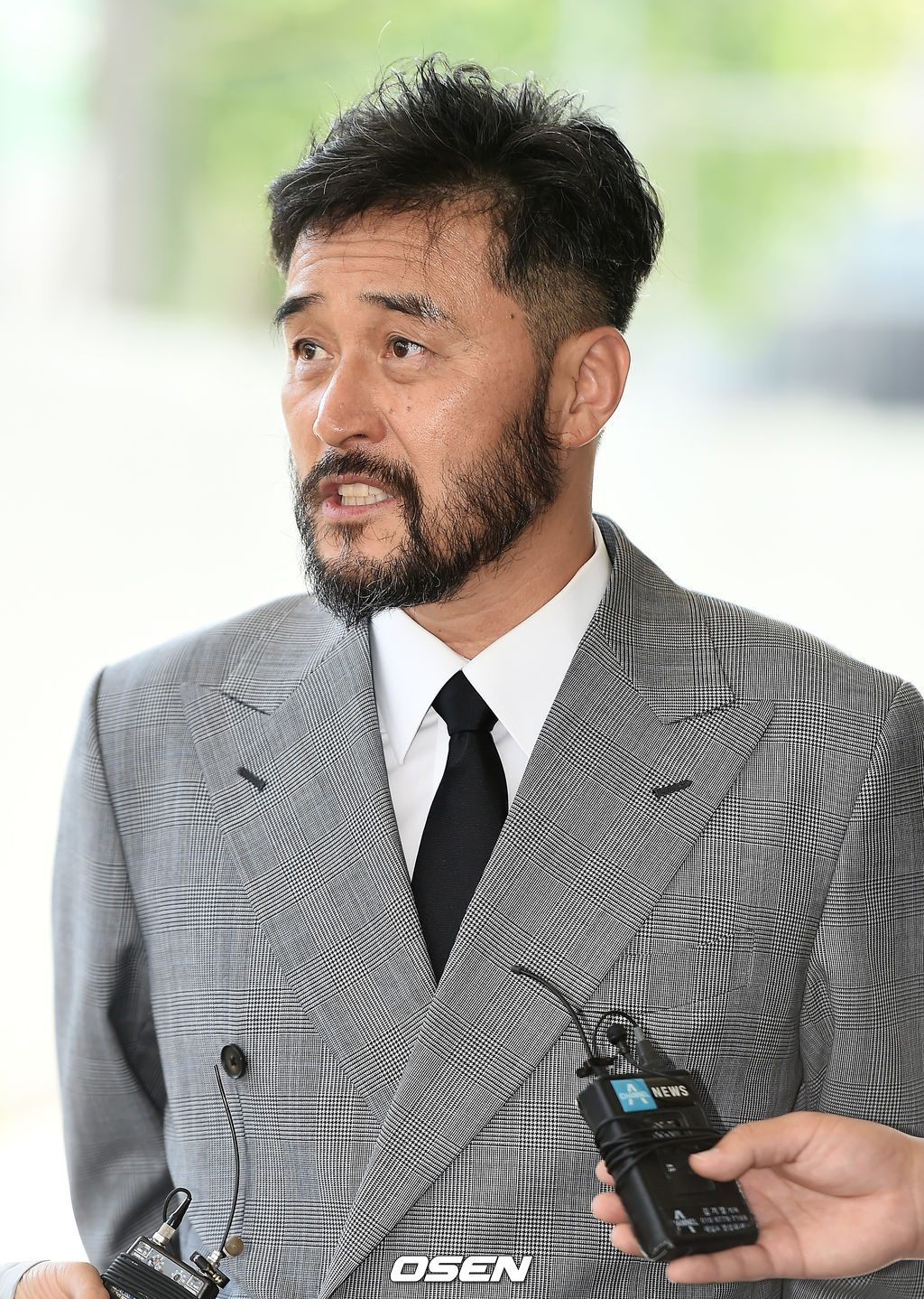 특수협박과 특수재물손괴, 모욕 혐의를 받고 있는 배우 최민수의 두 번째 공판이 29일 오후 서울 양천구 신정동 서울남부지방법원에서 열렸다.최민수는 지난해 9월 17일 오후 1시쯤, 서울 여의도의 한 도로에서 앞차가 진로를 방해하자, 해당 차량을 추월해 급제동하면서 사고를 냈고, 상대방에게 욕설 등 모욕을 했다는 혐의를 받고 있다.최민수가 취재진과 인터뷰를 갖고 있다. /pjmpp@osen.co.kr