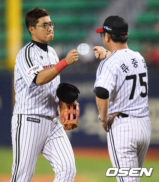 LG 트윈스가 짜릿한 역적극으로 승리를 잡았다.  LG는 1일 서울 잠실구장에서 열린 ‘2019 신한은행 MY CAR KBO리그’ 키움 히어로즈와의 팀 간 12차전에서 11-5로 승리했다. 이날 승리로 LG는 싹쓸이 패배를 면하며 시즌 55승(44패) 째를 챙겼다. 키움은 시즌 41패(63승) 째를 당했다.  경기종료 후 LG 채은성이 류중일 감독과 하이파이브를 하고 있다 / soul1014@osen.co.kr