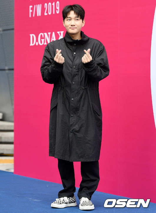 2019 F/W 서울패션위크가 21일 서울 중구 동대문디자인플라자(DDP)에서 열렸다.<br /><br />개그맨 이용진이 디그낙 패션쇼에 참석해 포토타임을 갖고 있다. /pjmpp@osen.co.kr