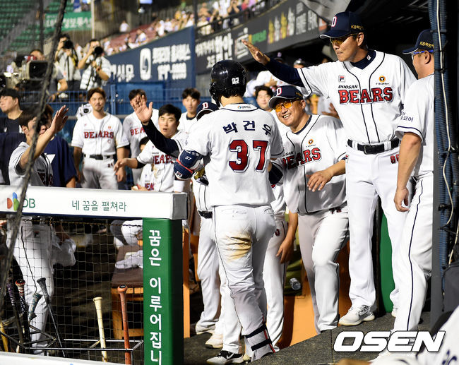 7회말 1사 주자없는 상황 두산 박건우가 달아나는 좌월 솔로포를 날리고 홈을 밟은 뒤 더그아웃 동료들과 인사를 나누고 있다. /dreamer@osen.co.kr