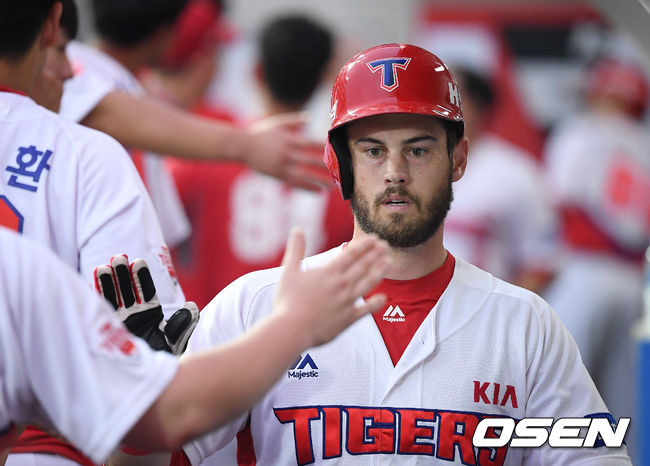 KIA타이거즈 복덩이 외국인타자 터커가 득점을 올린 뒤 동료들과 하이파이브를 하고 있다. / youngrae@osen.co.kr