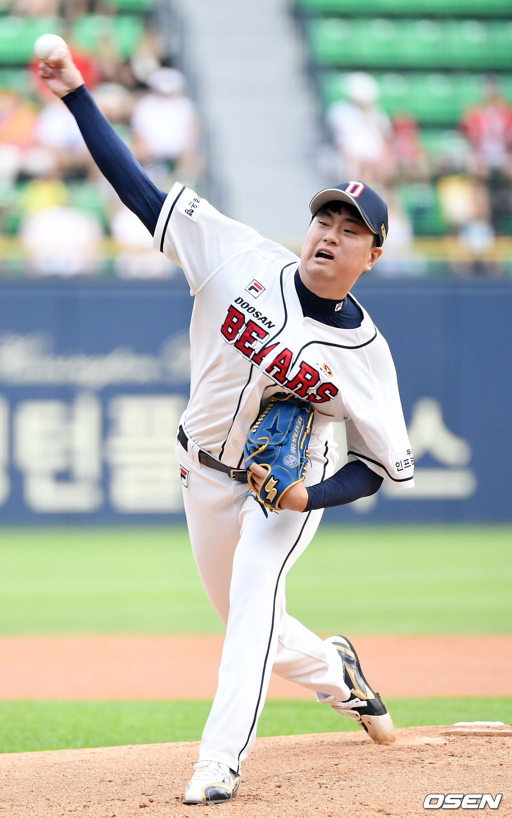 두산 선발 이영하가 마운드 위에서 힘차게 공을 뿌리고 있다./rumi@osen.co.kr