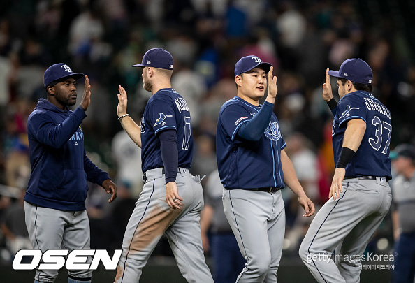 경기 후 동료들과 기뻐하는 최지만(2019/8/10)ⓒGettyimages(무단전재 및 재배포 금지)