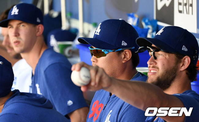9회초 다저스 류현진과 뷸러, 커쇼가 더그아웃에서 경기를 지켜보고 있다./jpnews@osen.co.kr