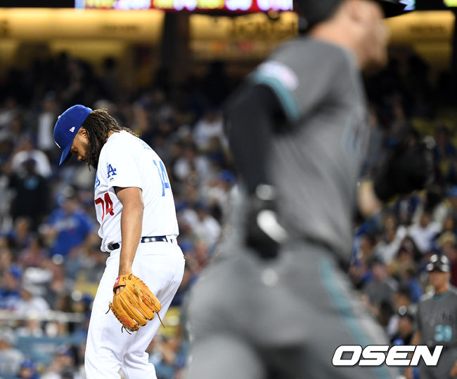 9회초 무사 1루에서 다저스 잰슨이 애리조나 켈리에게 동점 투런포를 허용하고 있다. /jpnews@osen.co.kr