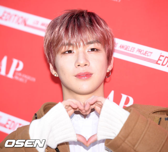 17일 오후 서울 강남구 삼성동의 한 홀에서 진행된 워너원 강다니엘 팬사인회 행사에서 강다니엘이 입장하며 포즈를 취하고 있다./ rumi@osen.co.kr