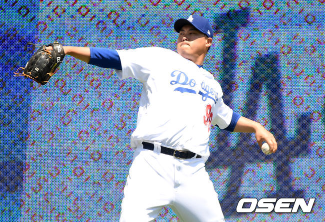 부상을 털고 선발 투수로 나서는 다저스 류현진이 외야에서 몸을 풀고 있다. /jpnews@osen.co.kr