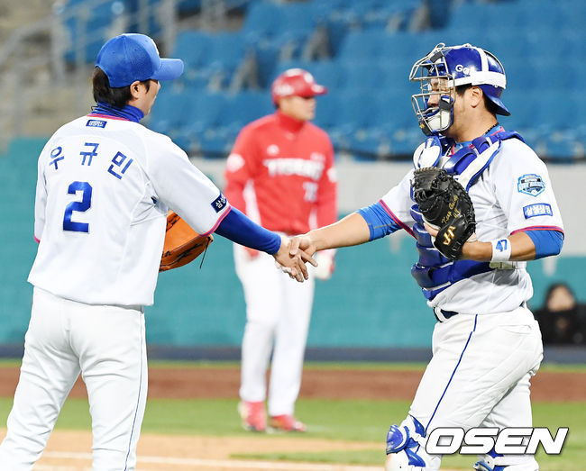 경기 후 우규민과 강민호가 악수를 나누고 있다./rumi@osen.co.kr