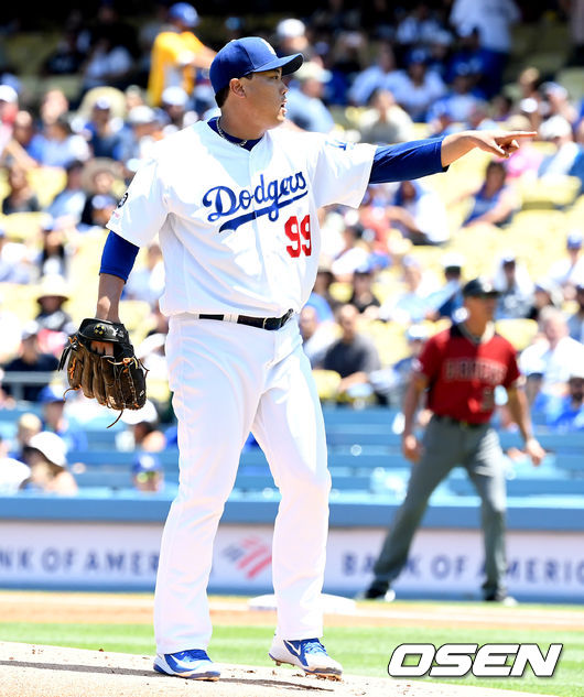 1회초 무사 선두타자로 나선 애리조나 팀 로카스트로에게 몸 맞는 공을 허용한 다저스 선발 류현진이 어필하고 있다. /jpnews@osen.co.kr