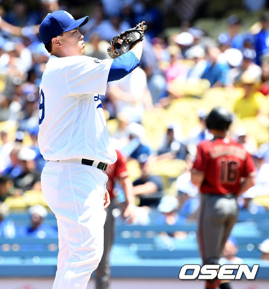 1회초 무사 선두타자로 나선 애리조나 팀 로카스트로에게 몸 맞는 공을 허용한 다저스 선발 류현진이 아쉬워하고 있다. /jpnews@osen.co.kr