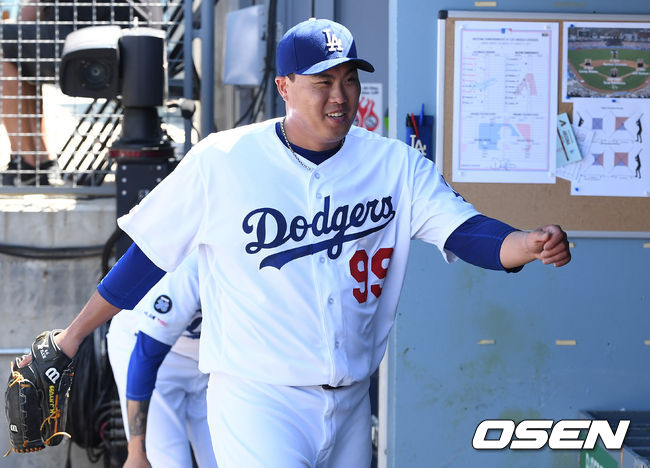 6회초 무사 1, 2루 상황을 무실점으로 넘긴 다저스 선발 류현진이 더그아웃으로 들어오며 기뻐하고 있다. /jpnews@osen.co.kr