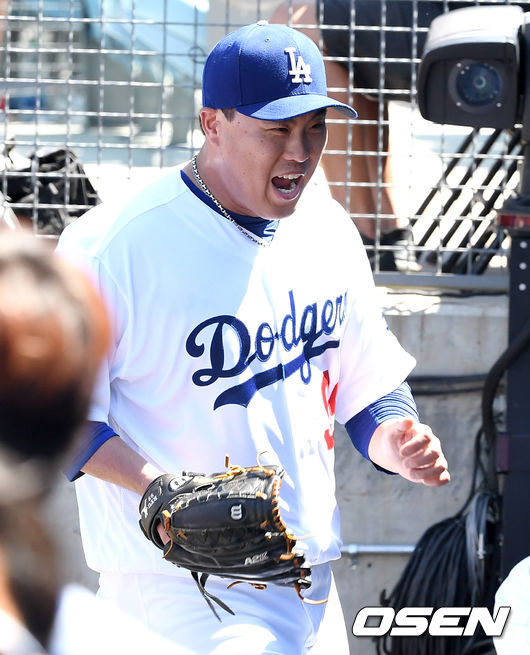 6회초 무사 1, 2루 상황을 무실점으로 넘긴 다저스 선발 류현진이 더그아웃으로 들어오며 기뻐하고 있다. /jpnews@osen.co.kr
