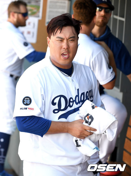 6회초 무사 1, 2루 상황을 무실점으로 넘긴 다저스 선발 류현진이 이닝을 마치고 더그아웃으로 들어와 동료들과 대화를 나누고 있다. /jpnews@osen.co.kr