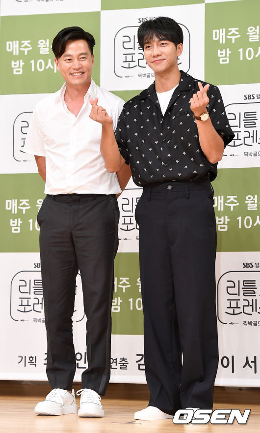 배우 이서진과 이승기가 참석해 포토타임을 하고 있다. /dreamer@osen.co.kr