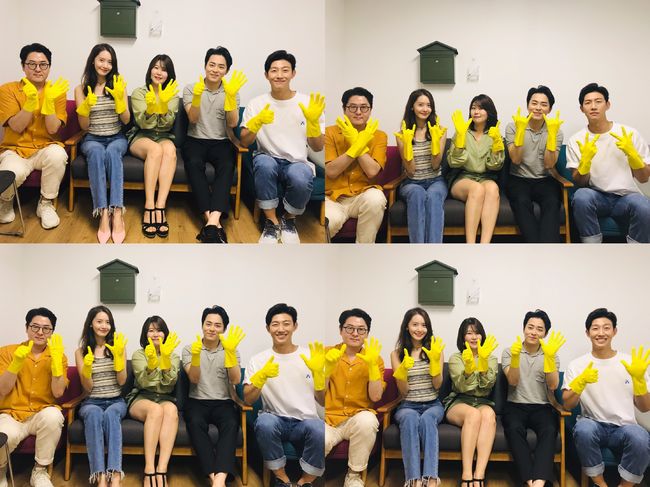 '엑시트' 배우들과 감독의 고무장갑 인증샷