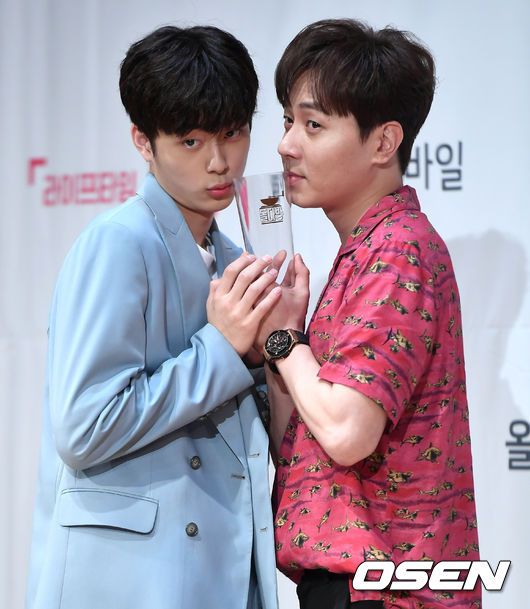 13일 오후 서울 종로구 광화문 KT 스퀘어에서 라이프타임 ‘아이돌다방’ 제작발표회가 열렸다. ‘아이돌다방’은 바쁜 하루를 보낸 아이돌들에게 잠시 쉬었다 갈 수 있는 카페를 운영하는 힐링 예능이다. 앤디-유선호가 포토타임을 하고 있다. / ksl0919@osen.co.kr