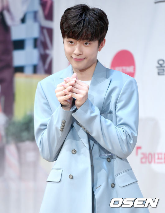 13일 오후 서울 종로구 광화문 KT 스퀘어에서 라이프타임 ‘아이돌다방’ 제작발표회가 열렸다. ‘아이돌다방’은 바쁜 하루를 보낸 아이돌들에게 잠시 쉬었다 갈 수 있는 카페를 운영하는 힐링 예능이다. 배우 유선호가 하트 포즈를 하고 있다. / ksl0919@osen.co.kr