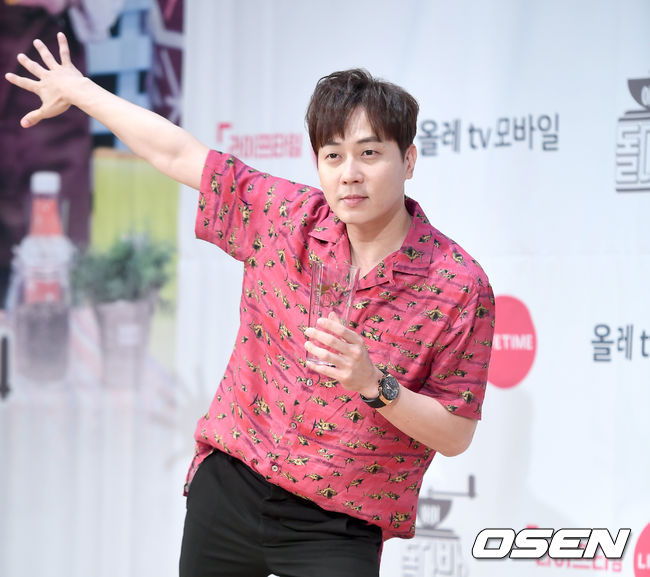 13일 오후 서울 종로구 광화문 KT 스퀘어에서 라이프타임 ‘아이돌다방’ 제작발표회가 열렸다. ‘아이돌다방’은 바쁜 하루를 보낸 아이돌들에게 잠시 쉬었다 갈 수 있는 카페를 운영하는 힐링 예능이다. 앤디가 추억의 포즈를 취하고 있다. / ksl0919@osen.co.kr