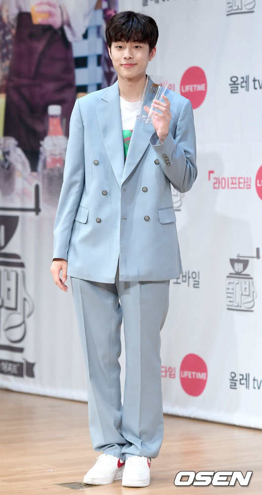 13일 오후 서울 종로구 광화문 KT 스퀘어에서 라이프타임 ‘아이돌다방’ 제작발표회가 열렸다. ‘아이돌다방’은 바쁜 하루를 보낸 아이돌들에게 잠시 쉬었다 갈 수 있는 카페를 운영하는 힐링 예능이다. 배우 유선호가 포토타임을 하고 있다. / ksl0919@osen.co.kr