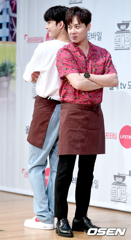 13일 오후 서울 종로구 광화문 KT 스퀘어에서 라이프타임 ‘아이돌다방’ 제작발표회가 열렸다. ‘아이돌다방’은 바쁜 하루를 보낸 아이돌들에게 잠시 쉬었다 갈 수 있는 카페를 운영하는 힐링 예능이다. 앤디-유선호가 포토타임을 하고 있다. / ksl0919@osen.co.kr