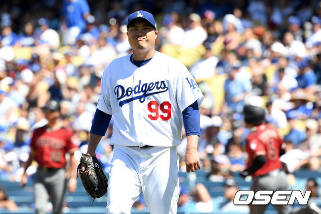 6회초 무사 1루 상황 애리조나 에두아르도 에스코바에게 안타를 허용한 다저스 선발 류현진이 아쉬워하고 있다. /jpnews@osen.co.kr