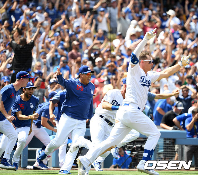 9회말 2사 2,3루에서 다저스 마틴의 끝내기 안타에 류현진을 비롯한 동료선수들이 기뻐하고 있다./jpnews@osen.co.kr