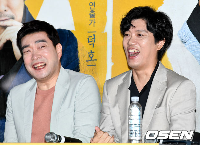 13일 오후 서울 CGV용산아이파크몰에서 영화 '광대들: 풍문조작단'(감독 김주호) 언론시사회가 열렸다.  '광대들: 풍문조작단'은 조선 팔도를 무대로 풍문을 조작하고 민심을 흔드는 광대들이 권력의 실세 ‘한명회’에 발탁되어 ‘세조’에 대한 미담을 만들어내면서 역사를 뒤바꾸는 이야기다.  배우 박희순과 손현주가 참석해 미소짓고 있다. /dreamer@osen.co.kr