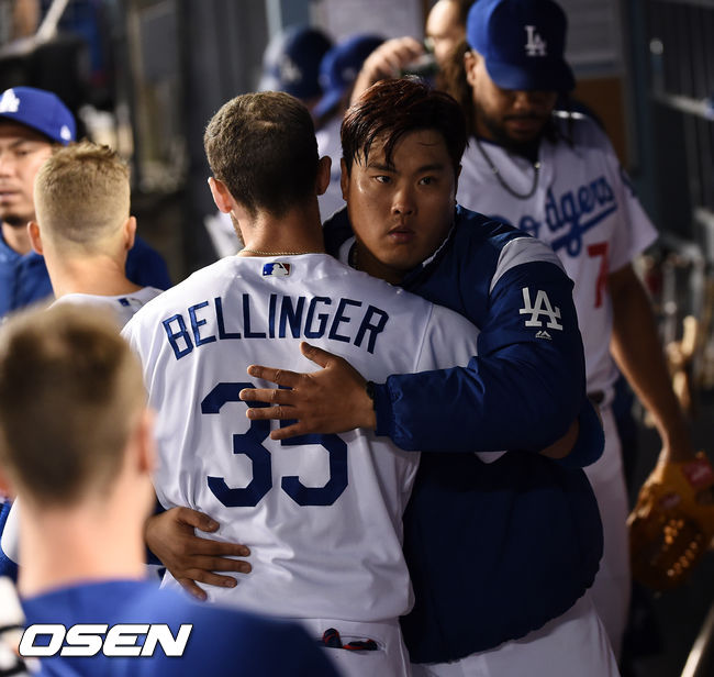 8회초 수비를 마치고 2사 1루에서 교체된 류현진이 벨린저와 포옹을 나누고 있다. / soul1014@osen.co.kr