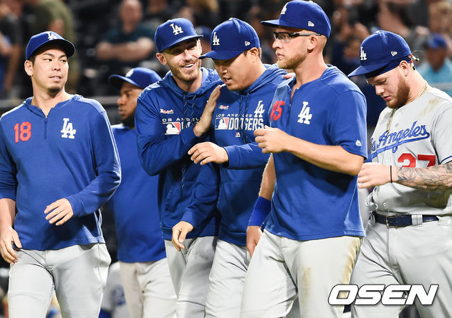 경기종료 후 류현진이 벨린저와 이야기를 하며 동료들의 맞이하고 있다./ soul1014@osen.co.kr