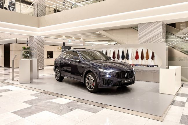 ‘마세라티x불가리 모바일 쇼룸’에 전시 된 마세라티 르반떼. 