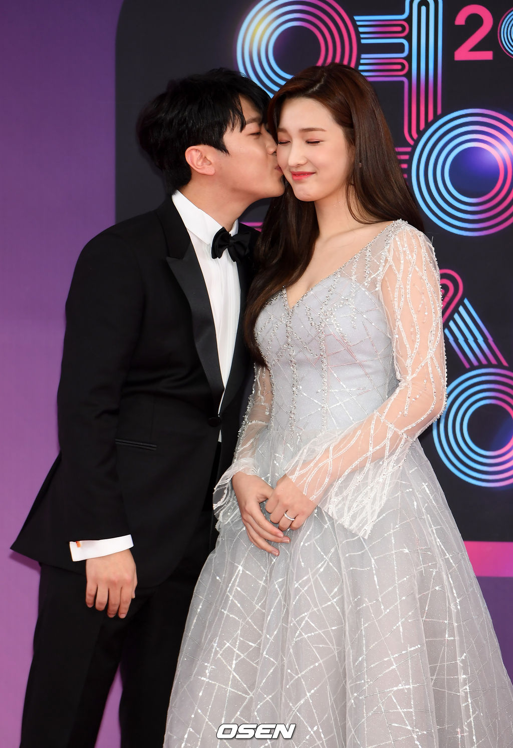 22일 오후 서울 영등포구 여의도 KBS 본관 로비에서 진행된 '2018 KBS 연예대상' 포토월 행사에서 살림남의 최민환 율희 부부가 포토타임을 갖고 있다./ rumi@osen.co.kr