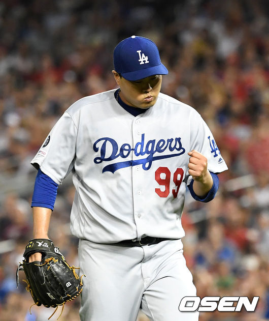 6회말 2사 1,3루에서 LA 류현진이 워싱턴 커트 스즈키를 내야땅볼로 처리하고 환호하고 있다. /jpnews@osen.co.kr