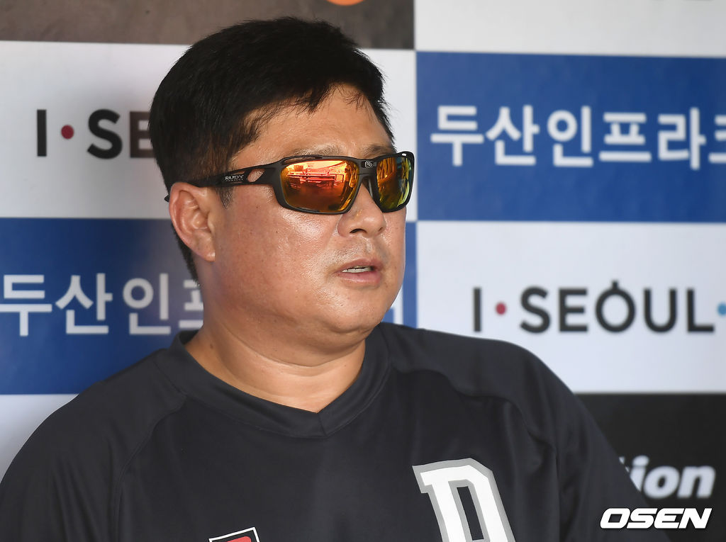 두산 김태형 감독이 취재진과 이야기를 나누고 있다. /youngrae@osen.co.kr