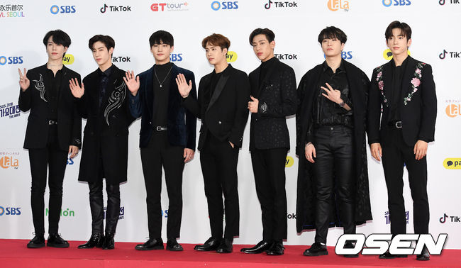 가수 갓세븐이 25일 오후 서울 고척스카이돔에서 열린 '2018 SBS 가요대전'에 참석해 레드카펫 행사를 갖고 있다. /jpnews@osen.co.kr