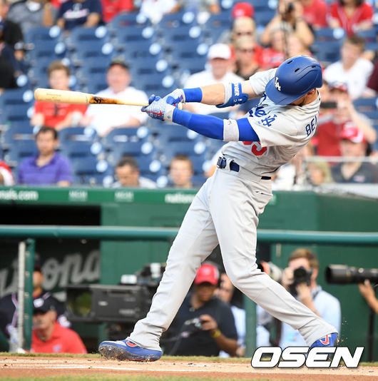 27일(한국시간) 미국 워싱턴 D.C.의 내셔널스 파크에서 2019 메이저리그 LA 다저스와 워싱턴 내셔널스의 경기가 열렸다.  시즌 12승, 한미 통산 150승에 도전하는 류현진은 마이애미 상대로 11승을 거둔 후 6일간 충분히 쉬고 일주일 만에 등판이다.   1회초 1사 1,2루에서 LA 코디 벨린저가 중전 적시타를 치고 있다. /jpnews@osen.co.kr