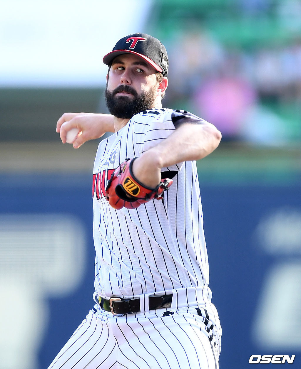 1회초 무사에서 LG 선발투수 켈리가 역투하고 있다. /sunday@osen.co.kr