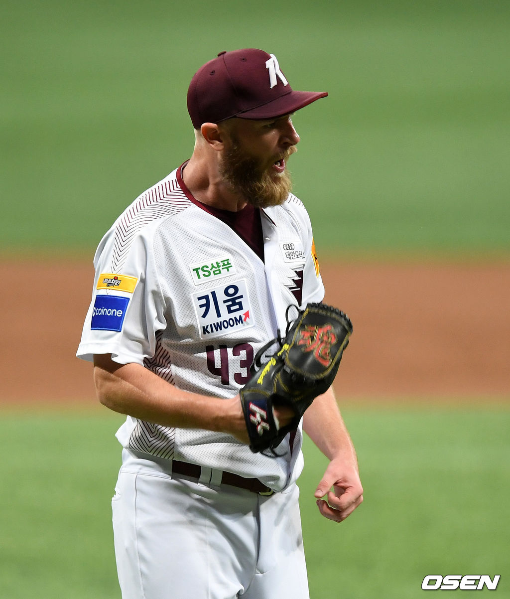1회초 1사 만루에서 키움 요키시가 두산 허경민의 내야땅볼 때 병살 찬스를 놓치자 아쉬워하고 있다. /sunday@osen.co.kr
