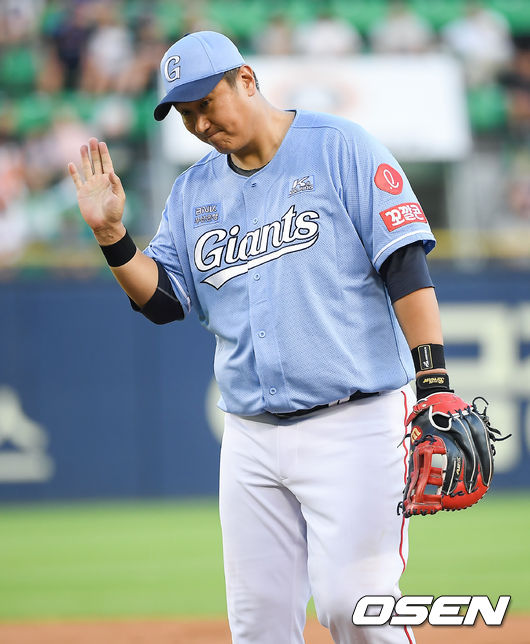 3회말 두산 정수빈의 내야땅볼때 실책을 기록한 롯데 이대호 1루수가 장시환에게 미안함을 표시하고 있다. /  soul1014@osen.co.kr