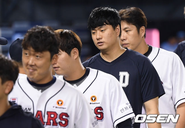 경기종료 후 시즌 11승을 거둔 두산 이영하가 코칭스태프와 하이파이브를 하고있다 /  soul1014@osen.co.kr